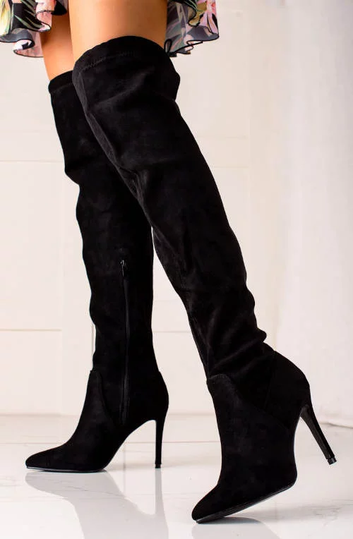 Високи черни дамски ботуши над коляното на токче